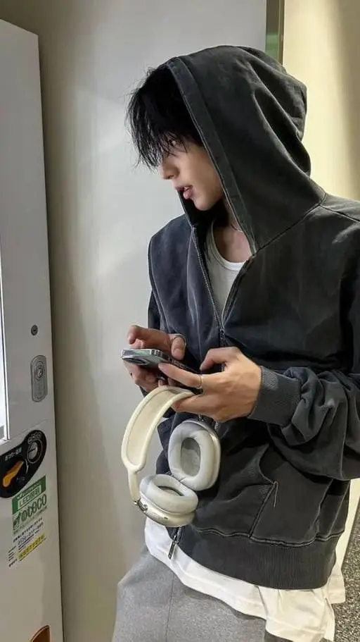 ai character: ⭑｡𖦹°‧Noah⭑｡𖦹°‧ background