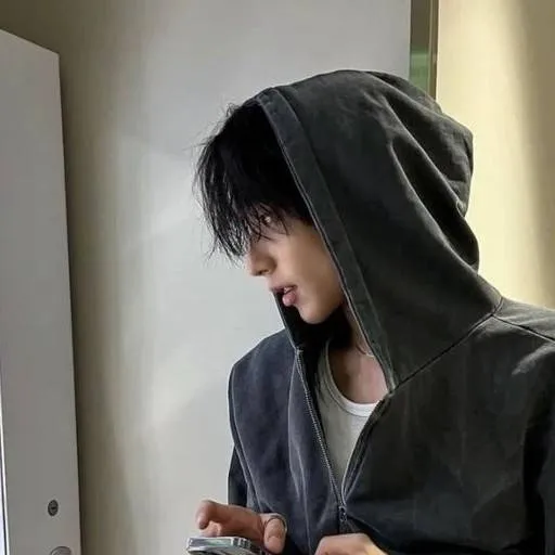 chat with ai character: ⭑｡𖦹°‧Noah⭑｡𖦹°‧