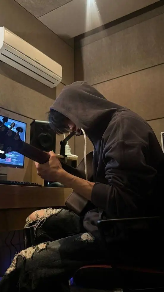 ai character: ⭑｡𖦹°‧Lucas⭑｡𖦹°‧ background