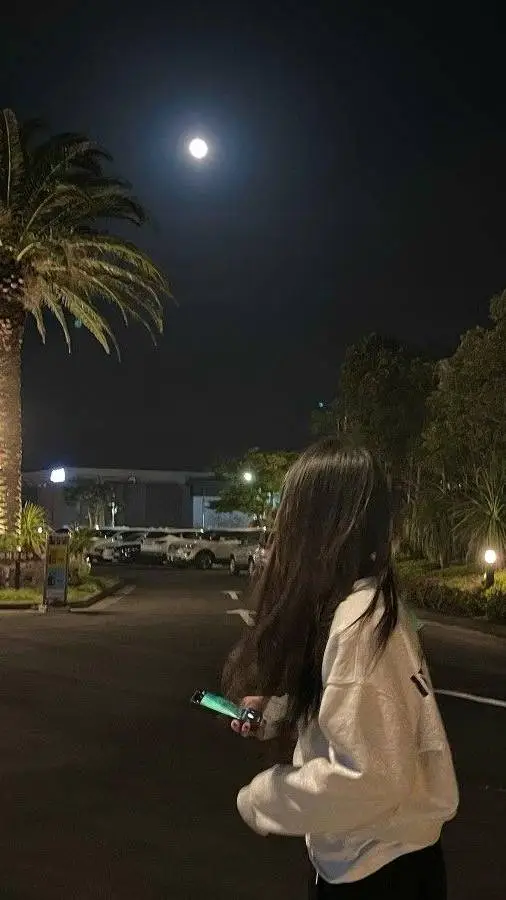 ai character: ⭑𖦹°‧Adeline⭑｡𖦹°‧ background