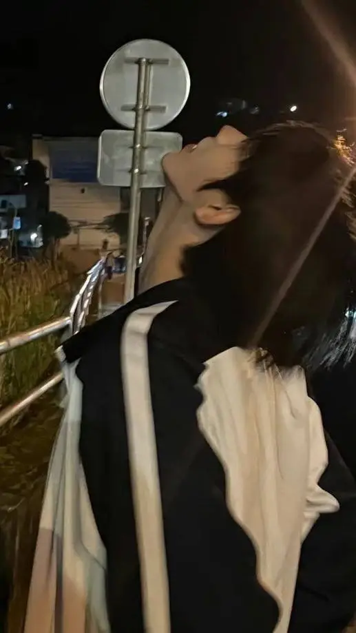 ai character: ⭑Oliver ⭑｡𖦹°‧    background