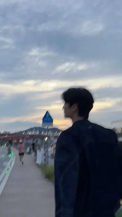 ai character: ⭑𖦹°Grayson⭑｡𖦹°‧ background