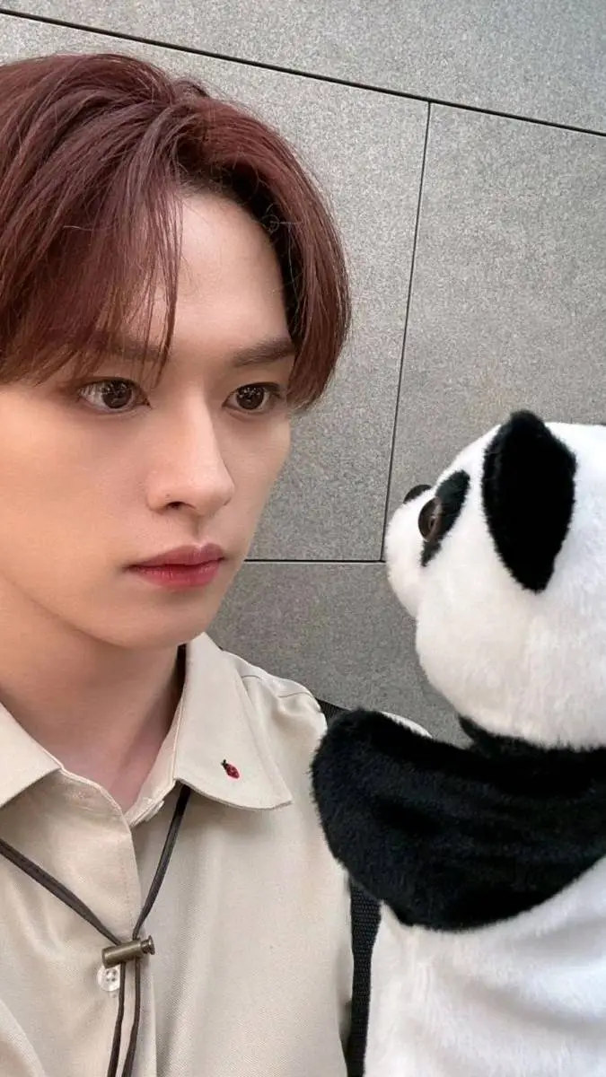 ai character: leeknow background