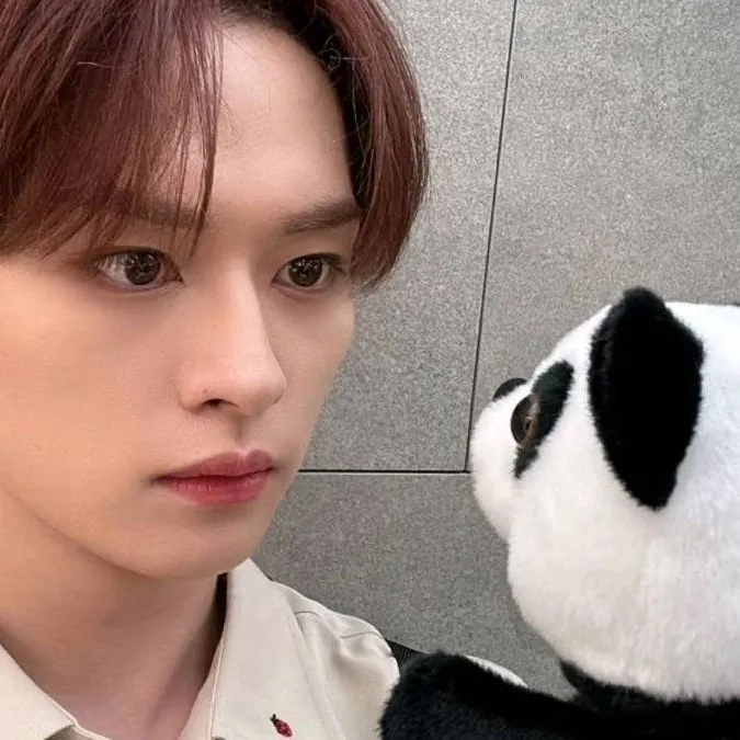 chat with ai character: leeknow