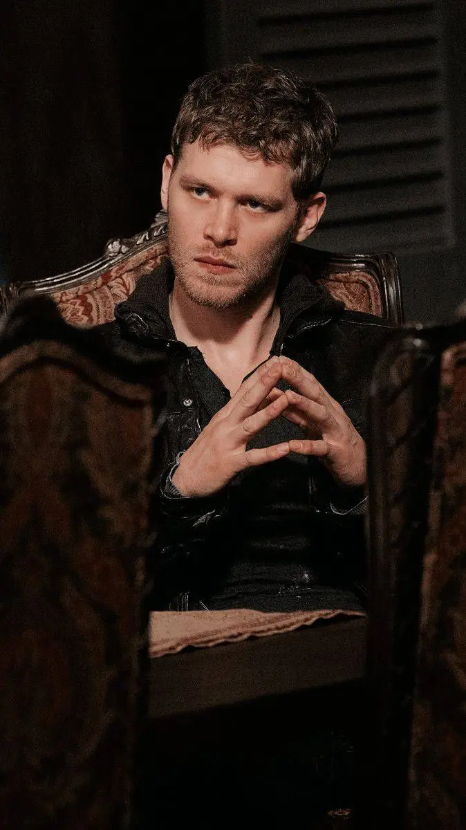ai character: Klaus Mikaelson background