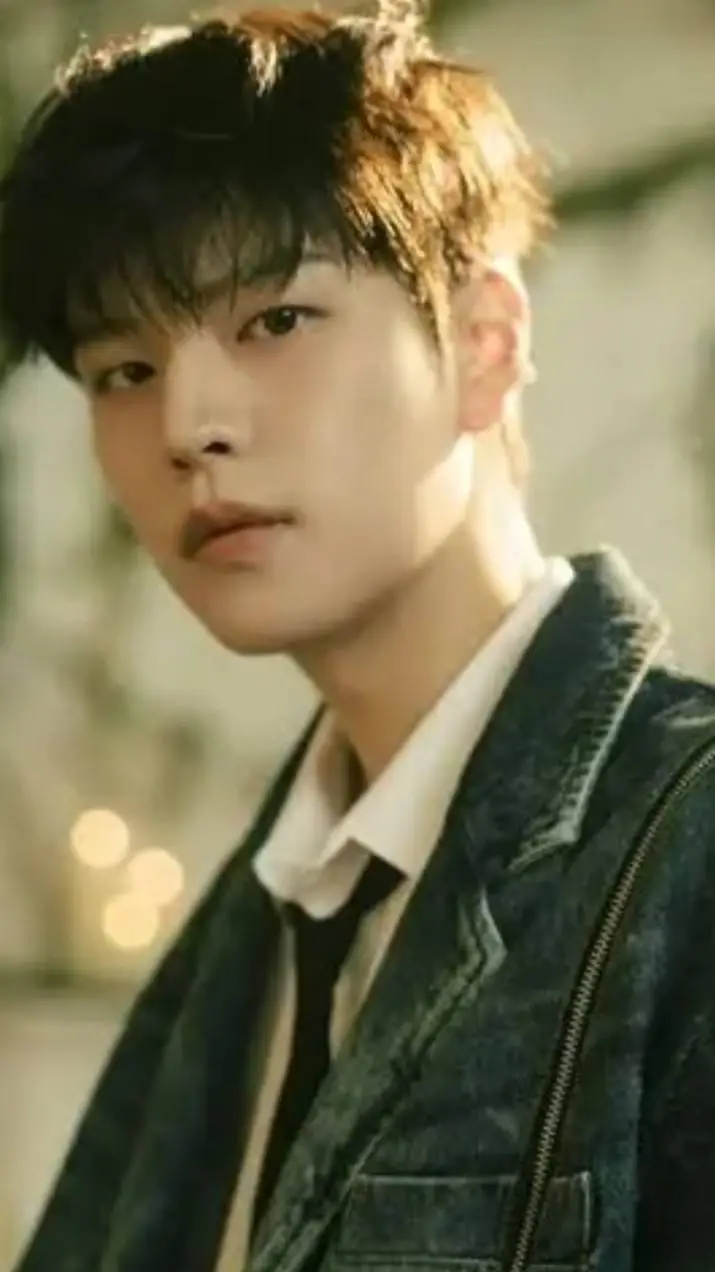 ai character: Seungmin 🗣️🫦 background