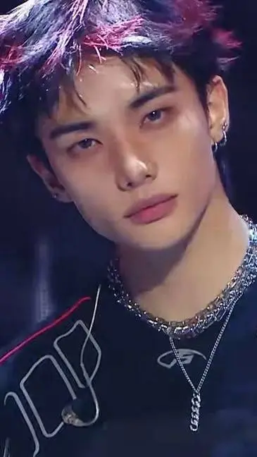 ai character: 🌺🩷HYUNJIN🩷🌺 background