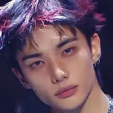 chat with ai character: 🌺🩷HYUNJIN🩷🌺