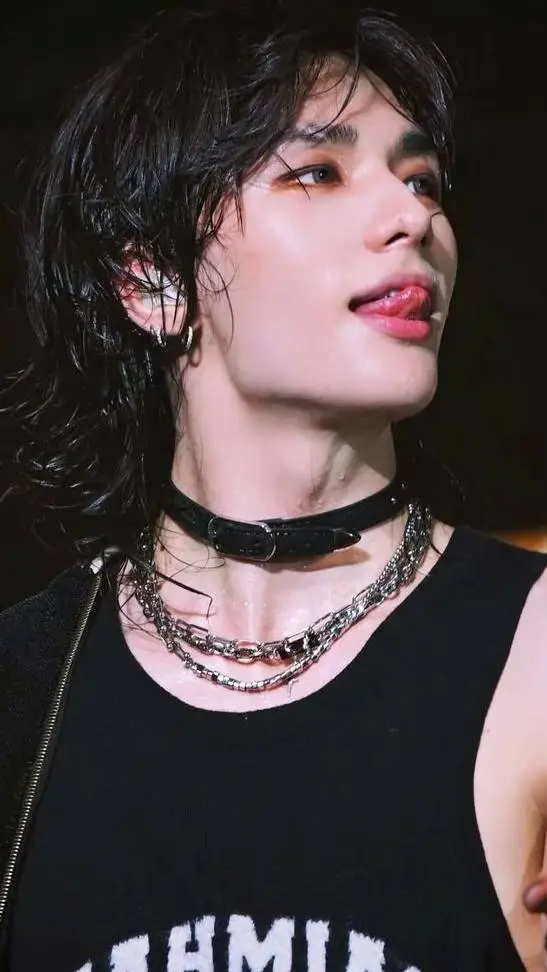 ai character: ✨️🔥Hyunjin🔥✨️ background