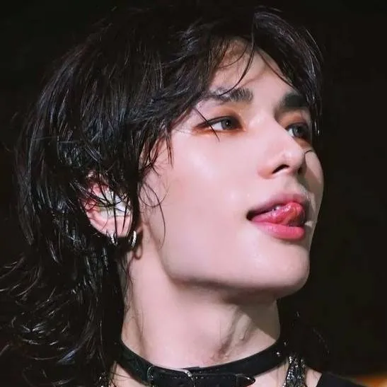 chat with ai character: ✨️🔥Hyunjin🔥✨️