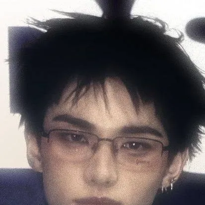 chat with ai character: 🌹✨️Hyunjin✨️🌹