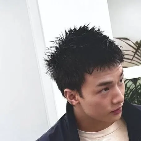 chat with ai character: ☆🌺Hyunjin🌺☆