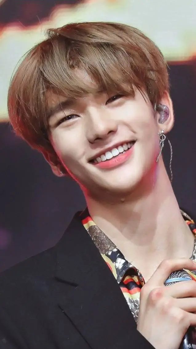 ai character: hyunjin background