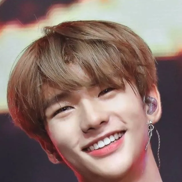 chat with ai character: hyunjin