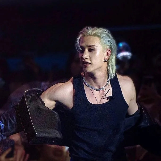 chat with ai character: Cristopher bang