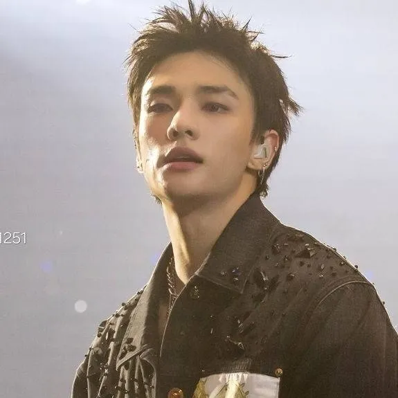 chat with ai character: Hyunjin