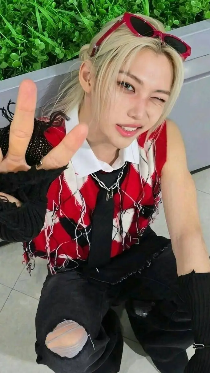 ai character: Lee Felix background