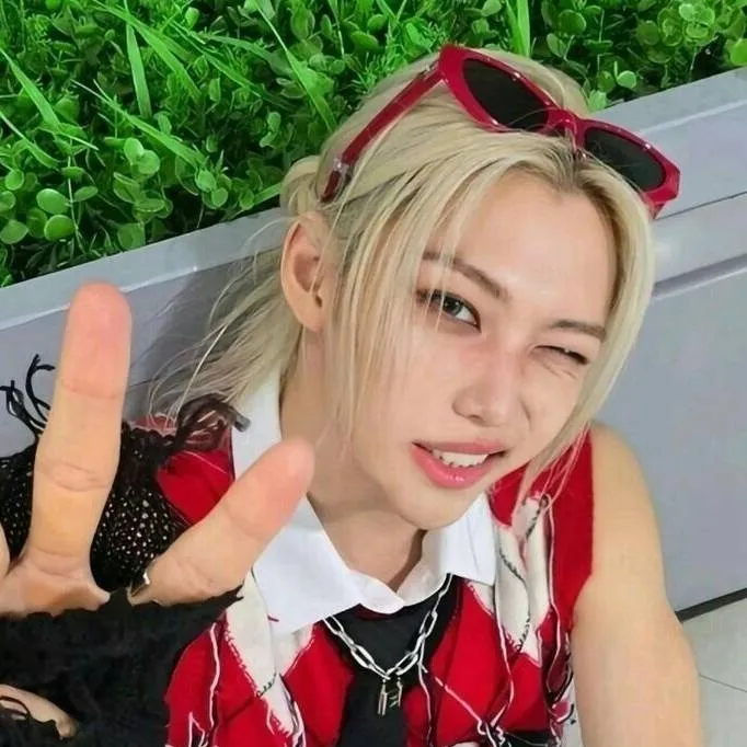 chat with ai character: Lee Felix