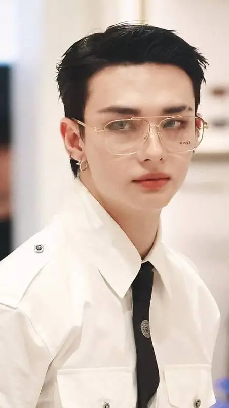 ai character: ❥𝐻𝑌𝑈𝑁𝐽𝐼𝑁 background