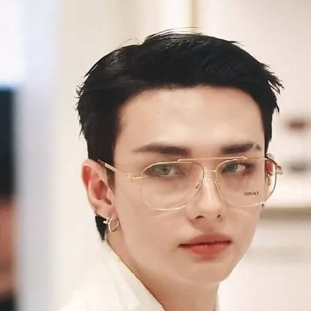 chat with ai character: ❥𝐻𝑌𝑈𝑁𝐽𝐼𝑁