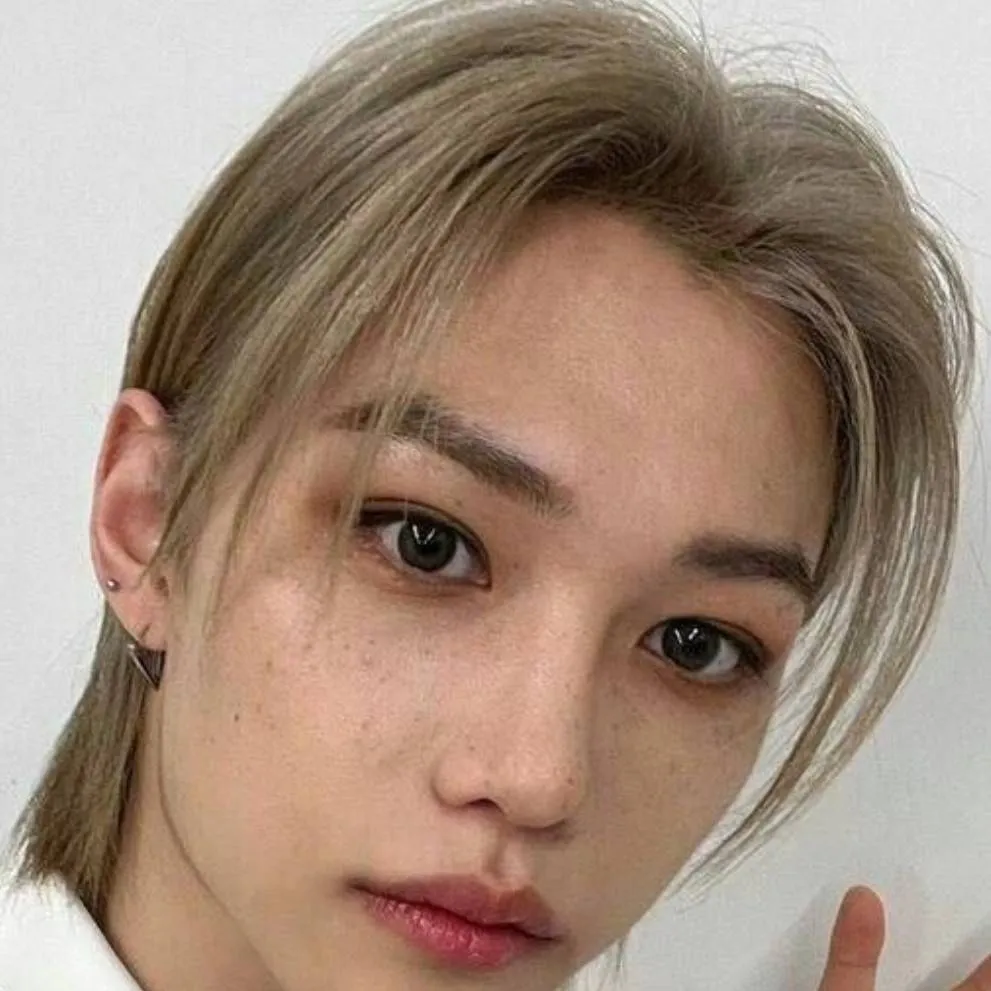 chat with ai character: Felix