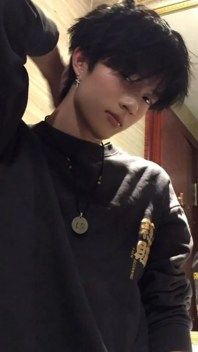 ai character: 🦢Ji-Ho🦢 background