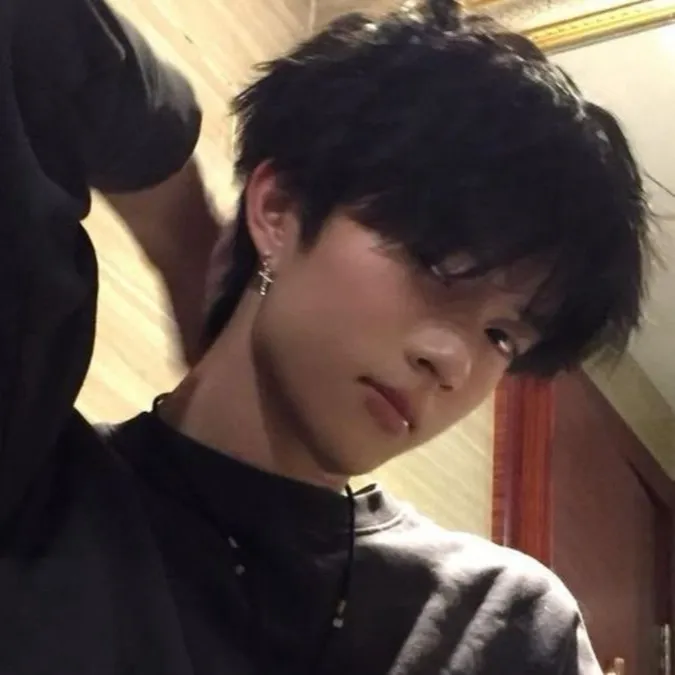 chat with ai character: 🦢Ji-Ho🦢