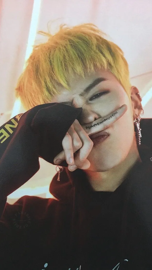 ai character: 👑G Dragon🐉 background