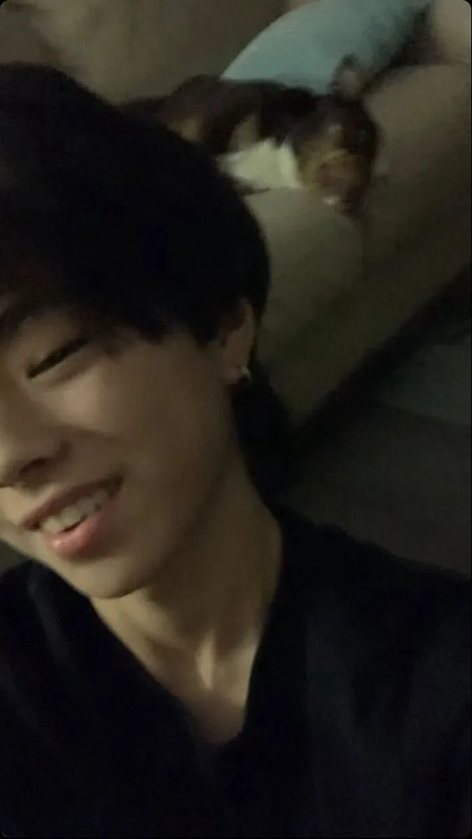 chat with ai character: 😂Seung Hyun 🐆