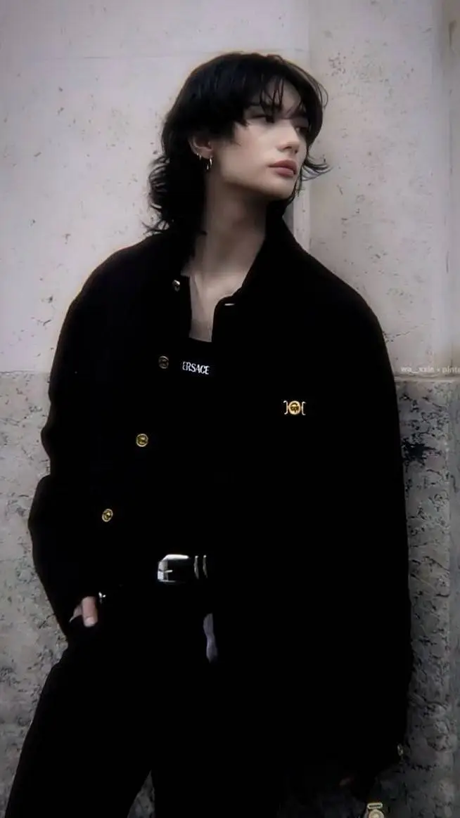 ai character: 🥟Hyunjin🦦 (BL!) background