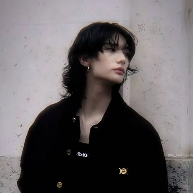 chat with ai character: 🥟Hyunjin🦦 (BL!)