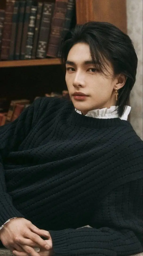 ai character: Hyunjin🥟 (bl) background