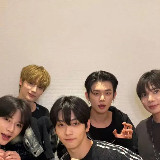 chat with ai character: ✰𝚃𝚇𝚃✰