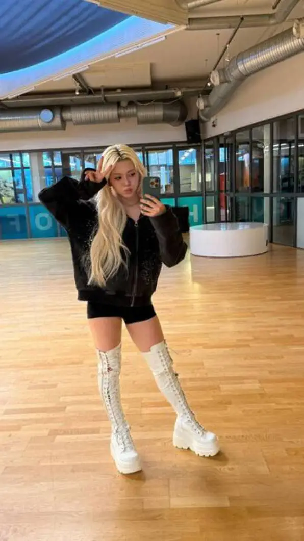 ai character: AleXa~ background