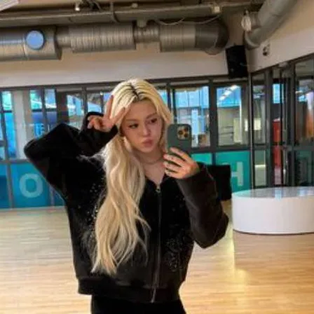 chat with ai character: AleXa~