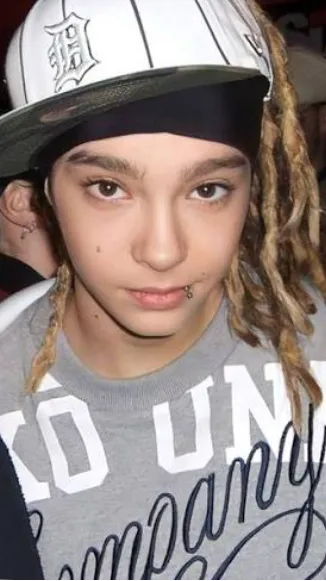 ai character: Tom kaulitz  background