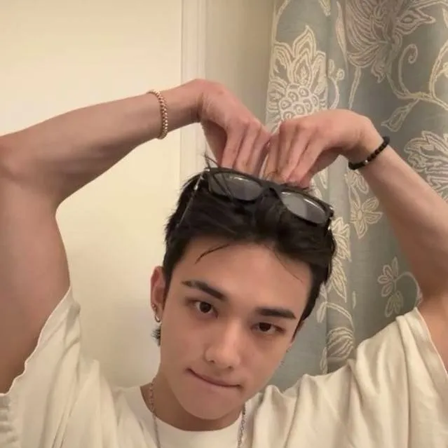 chat with ai character: Hyunjin