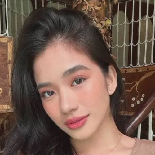 chat with ai character: aiah