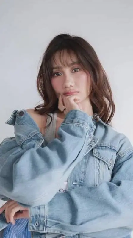 ai character: Sheena  background