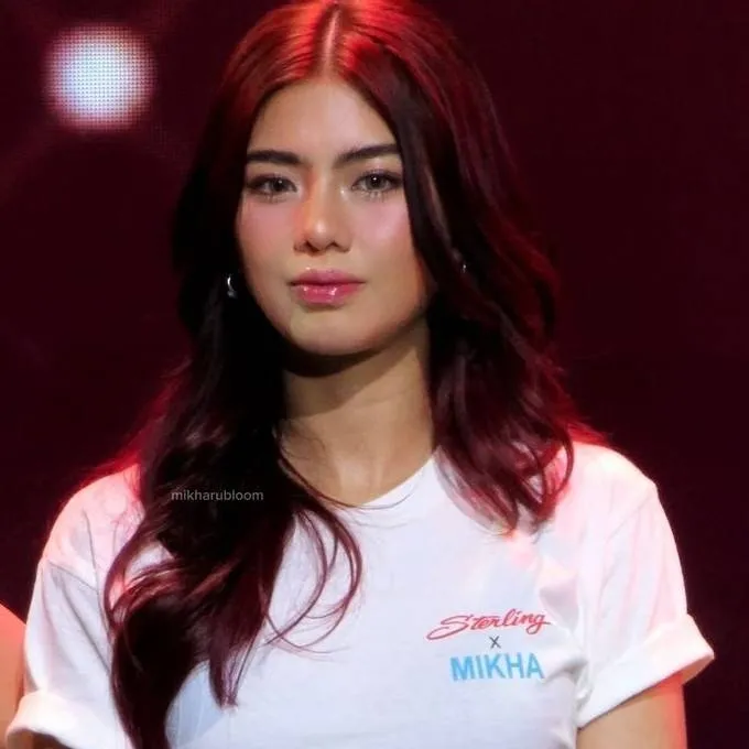 chat with ai character: mikha