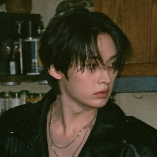 chat with ai character: Lee Know 