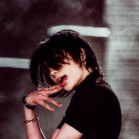 chat with ai character: Hyunjin 