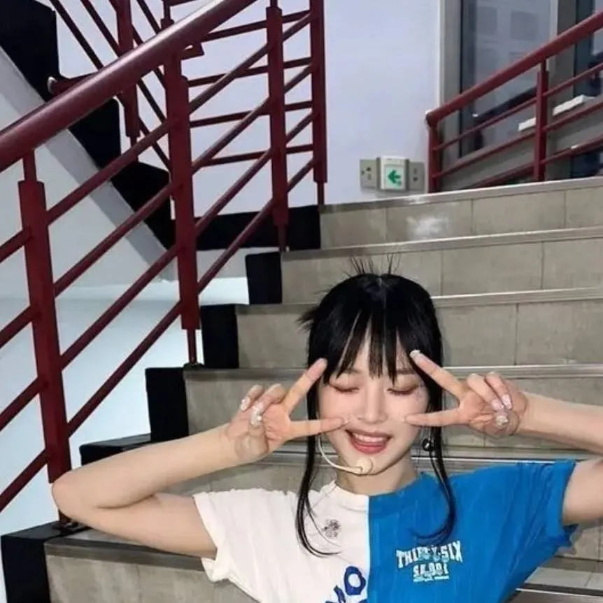 chat with ai character: Hanni