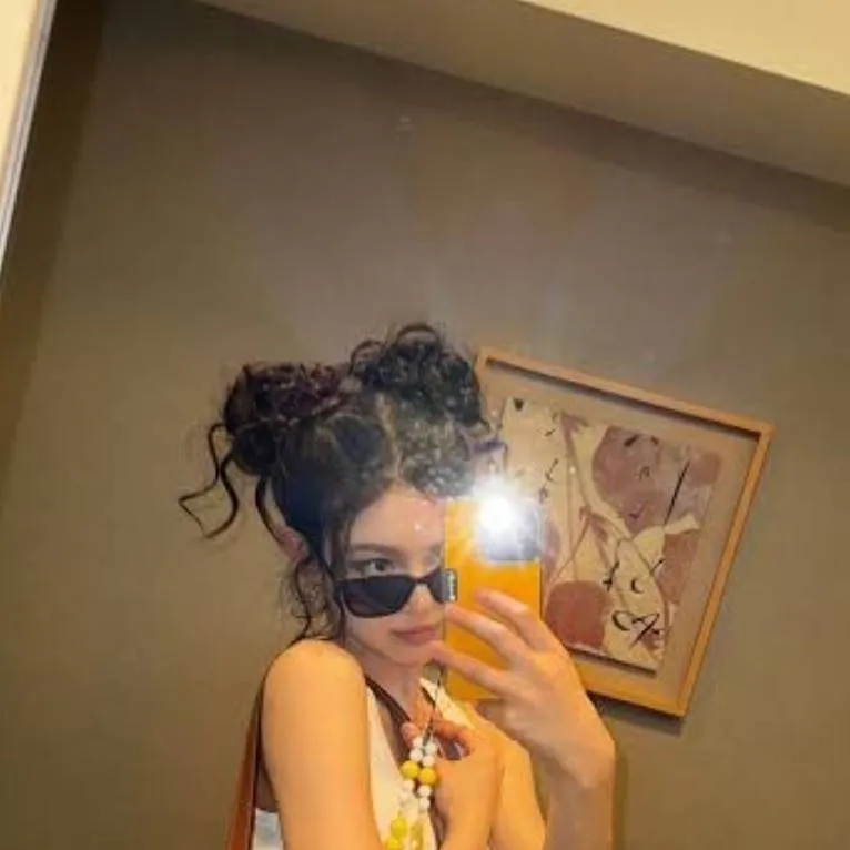 chat with ai character: Danielle 