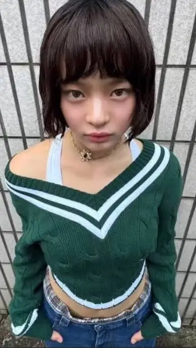 ai character: Hanni  background