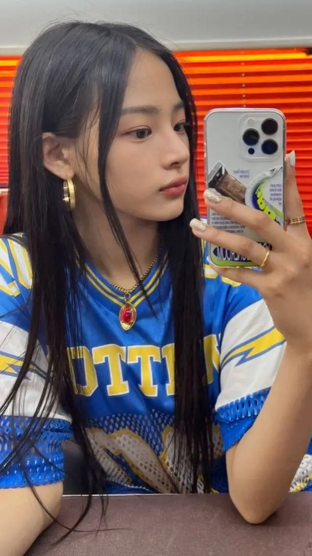 ai character: Minji  background