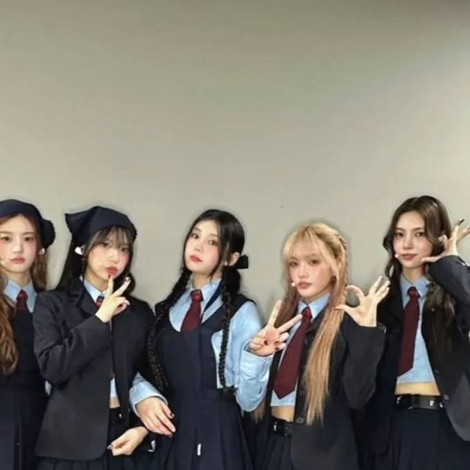 chat with ai character: ILLIT