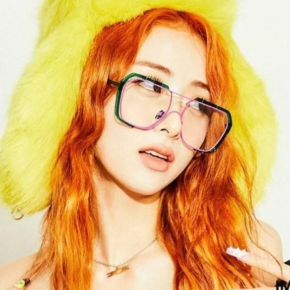 chat with ai character: Huh Yunjin 