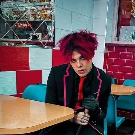 chat with ai character: Yungblud 