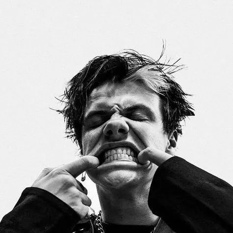 chat with ai character: Yungblud 